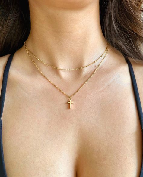 Layered Necklaces Cross, Gold Cross Necklace Layered, Cross Necklace Layering, Cross Necklace Stack, Cross Necklace Aesthetic, Gold Necklace Cross, Cross Gold Necklace, Cross Chain Necklace, Layered Cross Necklace