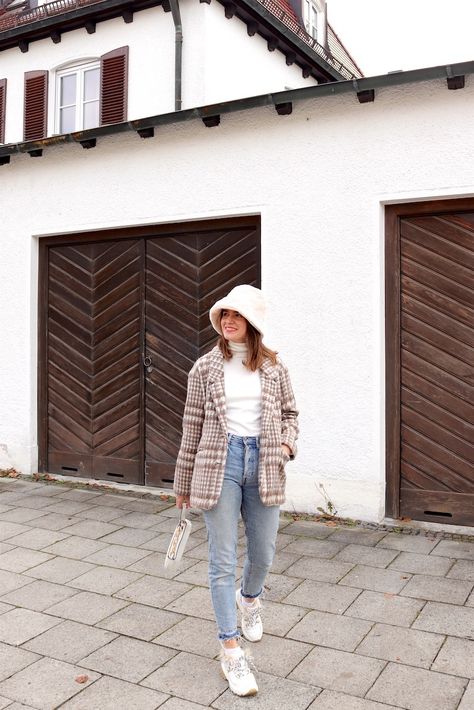 Girl with blond hair wearing a faux fur bucket hat, plaid blazer, white turtleneck, mom jeans, white bag and faux fur sneakers. Fall Looks and Winter Styles. Winter Sunday Outfit, Winter Bucket Hat Outfit, Bucket Hat Winter Outfit, Fur Bucket Hat Outfit, White Bucket Hat Outfit, Felt Hat Outfit, Bucket Hat Outfit, Bucket Hat Fits, Bucket Hat Fashion