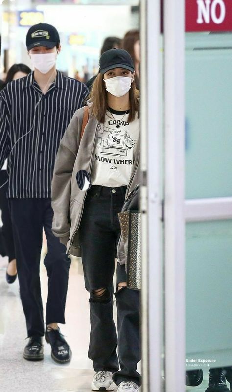 Lisa Street Style, Kpop New Jeans, Boyish Outfits, Blackpink Outfit, High School Fashion, Teenage Outfits, Blackpink Outfits, K Style, Actor And Actress