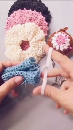 Crochet Scrunchies Tutorials, Scrunchie Tutorial, Crochet Scrunchie, Tutorial Crochet, Diy Crochet, Scrunchies, The Creator, Crochet