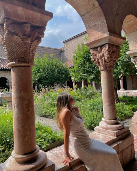 the met cloisters for some beautiful pictures with these arches <3 Garden Picture, Met Cloisters Photoshoot, The Met Cloisters Nyc, Secret Garden Photoshoot, Flower Garden Picture Poses, Met Cloisters, Fairy Garden Photoshoot, Botanic Garden Photoshoot, Garden Poses Instagram