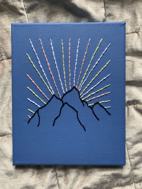 Threading Canvas Art, Simple Canvas Embroidery, Embroidery Canvas Art Ideas Easy, Embroidered Canvas Painting, Sewn Canvas Art, Embroidery Painting Canvas Ideas, Needle Art On Canvas, Canvas Stitch Art, Canvas Thread Art