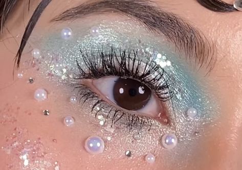 Crazy Cool Makeup, Blue Pearl Makeup, Sea Themed Makeup, Mermaid Halloween Makeup, Water Themed Makeup Look, Water Makeup Looks, Water Makeup, Jellyfish Makeup, Mermaid Makeup Pearls