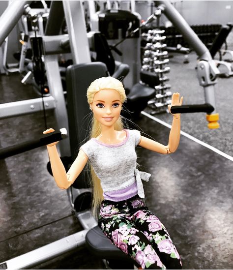 Exercise Barbie, Barbie Erika, Gym Barbie, Barbie Instagram, Barbie Photography, Barbie Fashion Sketches, Barbie Theme, Poppy Parker Dolls, Mattel Dolls