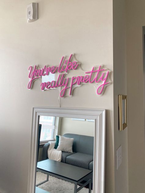 Led Signs College Apartment, Cute Dinning Room Table, University House Decor Living Room, Roommate Apartment Decor, Apartment Room College, College Home Decor Living Room, Preppy College Living Room, Colorful College Apartment Living Room, Girlie Apartment Decor