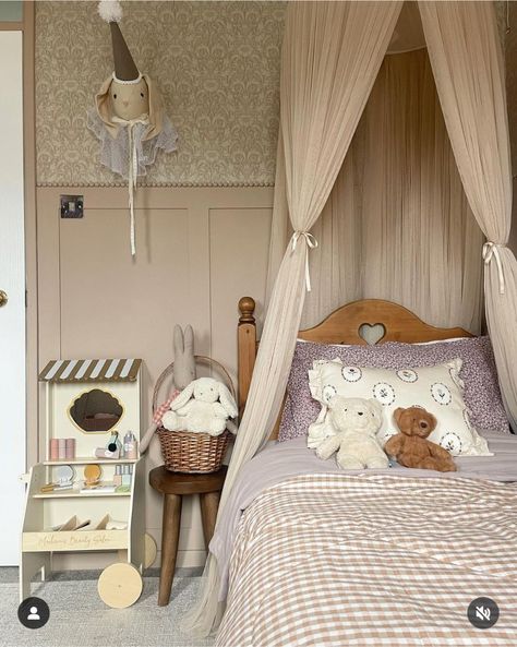 Ditsy Bedroom Ideas, Vintage Girls Room Ideas, Girls Vintage Bedroom, Children Bedroom Ideas, Whimsical Girls Room, Vintage Girls Bedroom, Classic Kids Bedroom, Girls Room Vintage, Toddler Room Ideas Girl