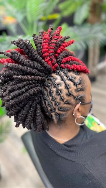 Sherelle Holder™️ on Instagram: "I’m crushin on this Mohawk! Loc Knot Mohawk💚 the color , the knots, the parts ✅ ( using @magicfingersstudio precision parting comb ) KARIBBEAN KINKS NATURAL HAIR SALON #karibbeankinks #whatsyourtxture #locstyles #loctician #loccurls #naturalhairstyles #dmvsalon #dmvhairstylist#naturalhairstyles #womenlocstyles #teamnatural #teamnaturalhair #teamnatural_ #Respectmyhair #Naturalhairdoes #dmvloctician #naturallyshesdope #capitolheightsloctician #karibbeankinks #lo Mohawk Locs For Women, Loc Mohawk Styles, Mohawk Locs, Loc Mohawk, Faux Locs Blonde, Locs Blonde, Natural Hair Mohawk, Female Mohawk, Parting Comb