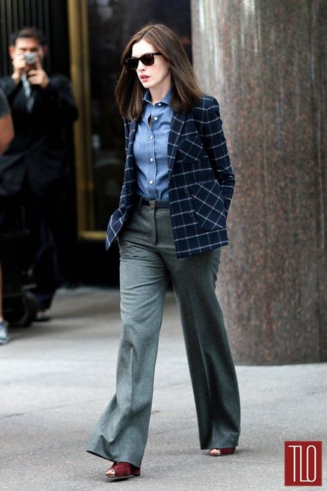 Anne Hathaway on the Set of "The Intern" | Tom + Lorenzo Ann Hathaway, Anne Hathaway Style, The Intern, Look Formal, Classy Work Outfits, Anne Hathaway, Casual Work Outfits, Inspired Outfits, 가을 패션