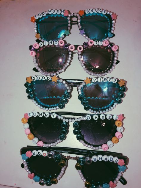 Glasses Decoration Ideas, Sun Glasses Decoration Ideas, Decorate Glasses Eye, Sunglass Decoration, Sunglasses Decoration, Decorating Sunglasses Aesthetic, Beaded Glasses Diy, Sunglasses Ideas, Decorated Sunglasses Aesthetic