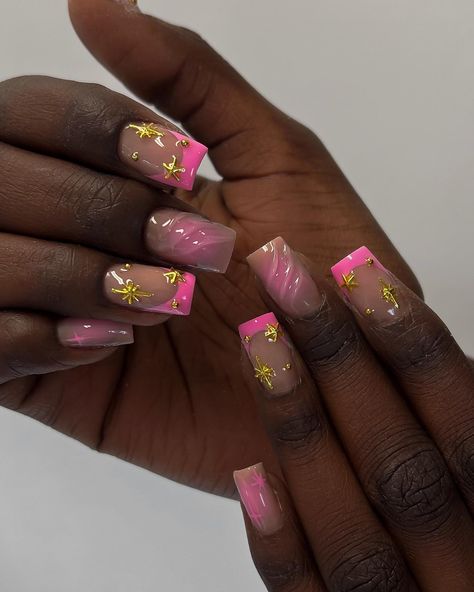 Pink and gold😍🎀🌟 Pink And Gold Nails Acrylic, Hot Pink And Gold Nails, Gold Nails Acrylic, Pink And Gold Nails, Black Nail Ideas, Hot Pink And Gold, Gold Acrylic Nails, Short Gel Nails, Black Nail