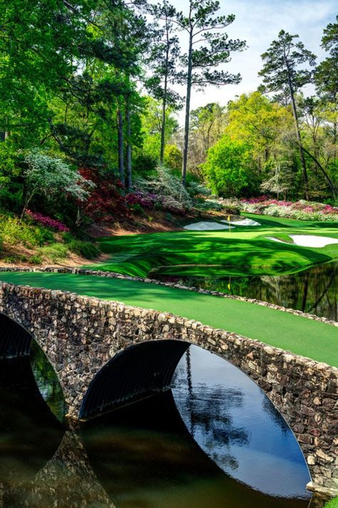 Golf Courses Photography, Masters Wallpapers Golf, Amen Corner Augusta, Best Golf Courses America, Beautiful Golf Courses Pictures, Augusta National Golf Club Wallpaper, Golf Club Aesthetic, Golf Backgrounds, Golf Course Wallpaper