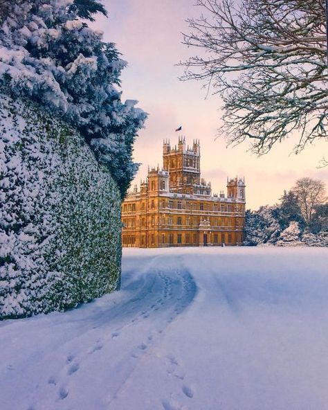 We LOVE England🇬🇧🏴󠁧󠁢󠁥󠁮󠁧󠁿 on Instagram: "⭐️Highclere Castle, Newbury in Berkshire⭐️ Love this photo by @r2taggy , the real life Rolls Royce chauffeur at Highclere Castle🎄 #weloveengland #photosofengland #photosofbritain #highclerecastle #downtonabbey #england #snow #christmas #snowyscene @highclere_castle" Hampshire England, Highclere Castle, Winter Scenery, Beautiful Castles, A Castle, Stately Home, Filming Locations, Downton Abbey, Beautiful Architecture