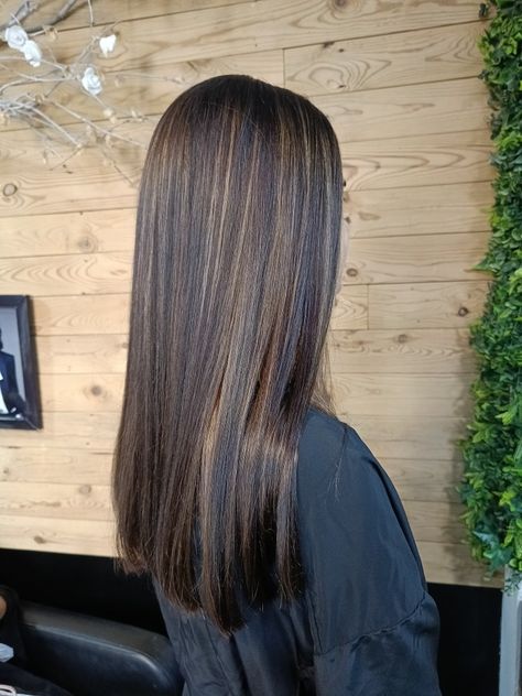 Half Balayage Dark Hair, Simple Hair Dye Ideas Highlights, Haircuts For Split Ends, Blonde Hilites On Dark Hair, Highlights Dark Hair Straight, Suddle Highlights Dark Hair, Black With Light Brown Highlights, Dark Hair With Heavy Highlights, Medium Black Hair With Highlights