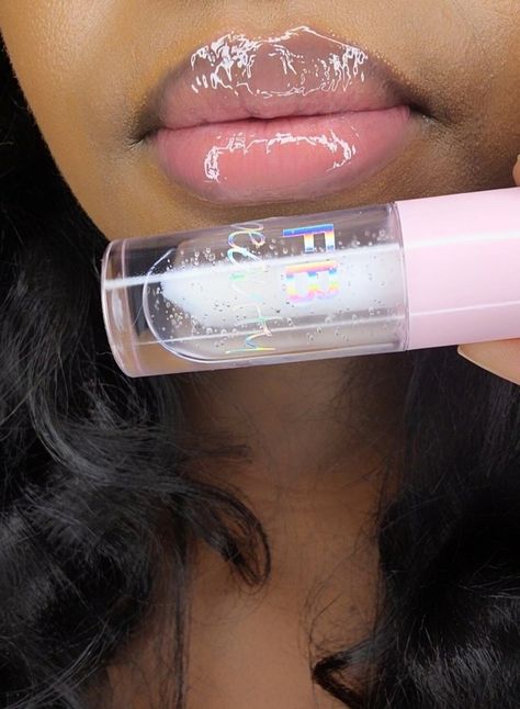 A daily clear moisturizing, non-sticky, peppermint scented and long lasting hydrated lip gloss. This glossy clear lip gloss is needed. Be good to your lips Glossy Lips Makeup, Maquillage On Fleek, Hydrated Lips, Lip Gloss Homemade, Lip Gloss Cosmetics, Lip Gloss Balm, Best Lip Gloss, Lipgloss Lips, Lip Makeup Tutorial