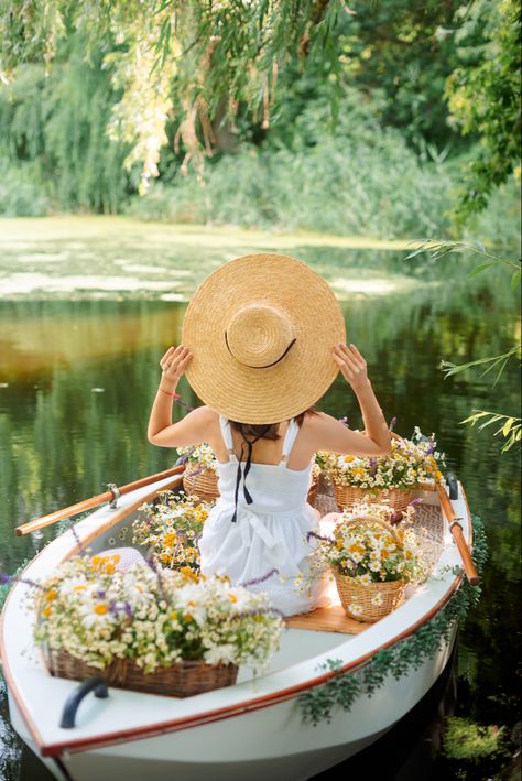 Canoe Photoshoot, Boat Photoshoot, Anna Green, Lake Boat, Flower Diy Crafts, Cute Home Decor, Spring Vibes, Green Gables, Wooden Boats