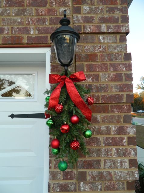 Southern Living Front Porch, Diy Christmas Swag, Christmas Swag, Modern Christmas Tree, Front Porch Christmas Decor Ideas, Porch Christmas Decor Ideas, Wood Flag, Porch Christmas Decor, Front Porch Christmas