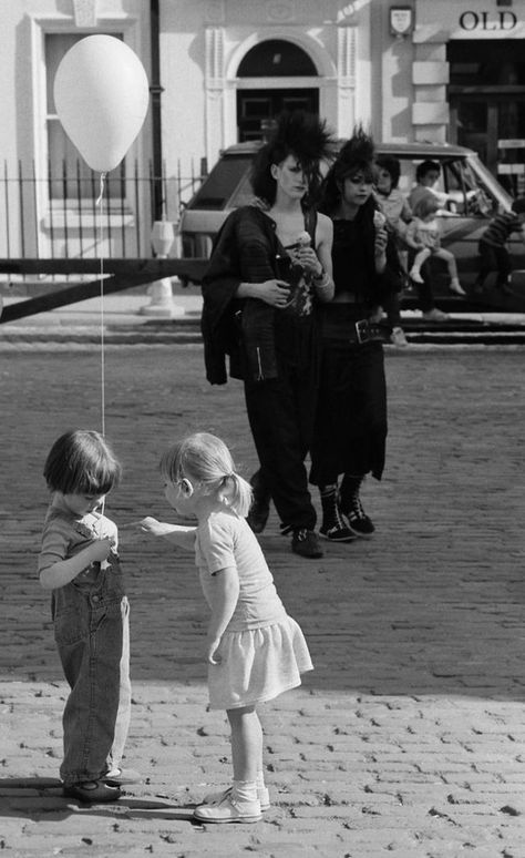 25 Black and White Photos Show the ’80s Street Fashion Styles of Young People ~ Vintage Everyday John Phillips, Covent Garden London, Robert Doisneau, Eating Ice, Children Playing, Old London, School Children, London Love, Covent Garden