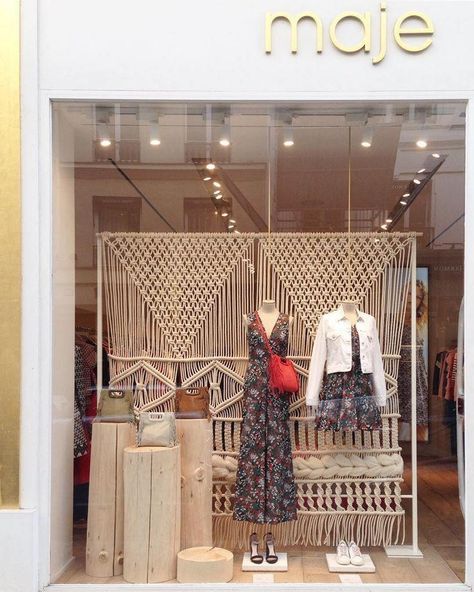 Store Window Displays Ideas, Shop Vitrine Design, Boho Boutique Decor, Macrame Store, Showcase Store, Boutique Window Displays, Boutique Store Displays, Fashion Window Display, Boutique Window