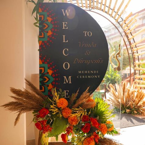 Step into the vibrant world of Vrinda and Dhrupesh’s welcome Lunch, where African-inspired hues, lush greens, and traditional fabrics merged to create an unforgettable celebration. Dive into the magic of their special day with us! 🌿 Bride- @vrinda.sinhal ♥️ Groom- @dsolanki11 Couple- @dhruvrinsatlove Venue- @lemeridienjaipur Planning and management- @one_point_weddings Decor- @decorbykomal Entertainment- @bunny_percussionist Dj - @djlemon Bar- @cocktailsdzire Mua- @blushforeverbymus... Traditional African Wedding Decor, African Wedding Decor, African Traditional Wedding Decoration, Chilanga Mulilo, African Inspired Wedding, Entrance Signage, Wedding Welcome Board, Wedding Entrance Decor, African Theme