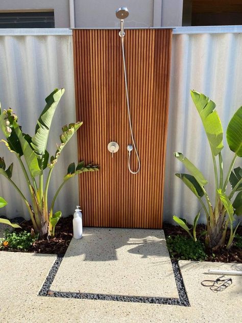 𝒫𝒾𝓃: 𝑔𝑜𝓁𝒹𝓈𝒽𝑜𝓇𝓉𝓎 💌 Outside Showers, Outdoor Shower Diy, Outdoor Bathroom Design, Pool Shower, Garden Shower, Small Pool Design, Outdoor Bath, Patio Garden Design, Outdoor Bathrooms