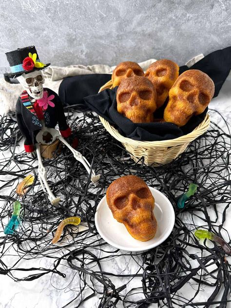 Skull Cast Iron Pan Recipes, Skull Cornbread, Nordic Ware Skull Pan Recipes, Halloween Cornbread, Cornbread Skulls, Skull Pan Recipes, Skull Pizza, Easter Bunny Bark, Cornbread Pancakes