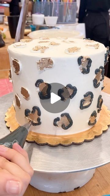 Buttercream Cheetah Print Cake, Cheetah Print Smash Cake, Leopard Print Smash Cake, Diy Cheetah Cake, Metallic Birthday Cake, Cheetah First Birthday, Cheetah Print Cake Ideas, Cheetah Cake Birthday, Leopard Cake Birthday