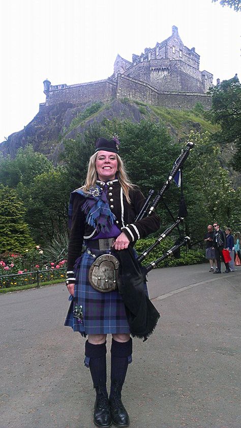 Womens Scottish Costume, Traditional Scottish Womens Clothing, Scottish Historical Clothing, 1600s Fashion Scotland, Scottish Traditional Clothing Women Highland, Scottish Bagpipes, Scottish Women, Scottish Highland Dance, Scottish Dress