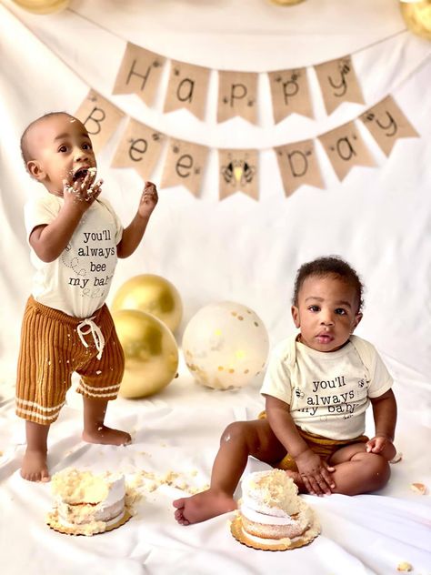 1 Birthday Photoshoot, Birthday Photoshoot Black, Twins Photoshoot, Happy Bee Day, Birthday Shoots, 1 Year Birthday, 1st Birthday Photoshoot, Bee Day, One Year Birthday