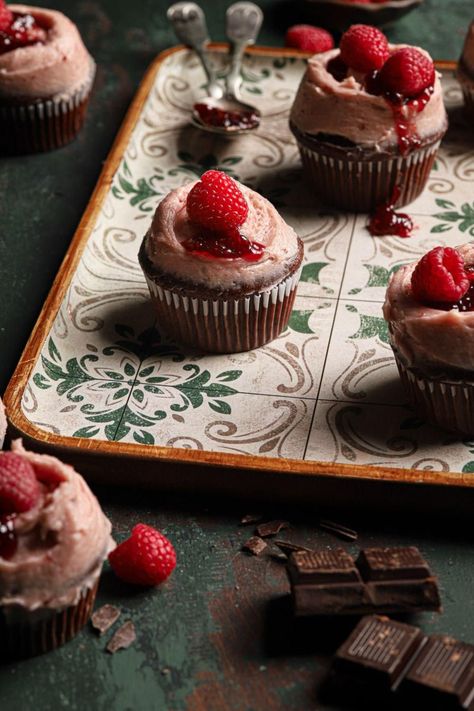 A tender, soft, and fluffy chocolate cupcakes you can make using everyday ingredients you probably already have in your pantry and topped with simple no-fuss Raspberry frosting. #cupcakes #chocolatecupcakes #chocolate #raspberry #raspberrybuttercream #cupcakesrecipe Chocolate Raspberry Frosting, Fluffy Chocolate Cupcakes, Dainty Cakes, Raspberry Cupcake Recipes, Honey Cupcakes, Frosting Cupcakes, Chocolate Raspberry Cupcakes, Dark Chocolate Raspberry, Chocolate Honey