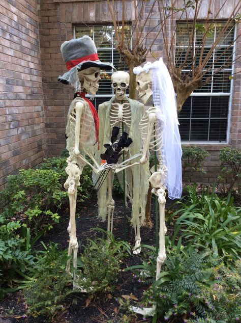 Skeleton Halloween Wedding Skeleton Display, Skeleton Ideas, Crazy Bones, Halloween Yard Displays, Easy Outdoor Halloween Decorations, Diy Halloween Dekoration, Fun Diy Halloween Decorations, Halloween Decorations Ideas, Cheap Diy Halloween Decorations