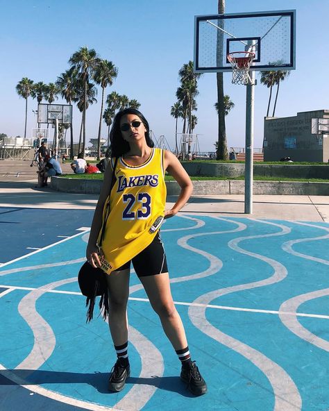 Jersey Dress Outfit, Lakers Outfit, Basketball Outfit, Streetwear Inspiration, Nba Outfit, Slay Outfits, Ig Profile, Insta Profile, Basketball Clothes