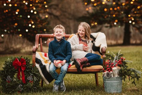 Christmas Mini Sessions Outdoor, Outdoor Christmas Photos, Diy Christmas Photoshoot, Christmas Mini Shoot, Christmas Tree Farm Photos, Christmas Family Photoshoot, Mini Photo Sessions, Christmas Photo Props, Holiday Mini Session