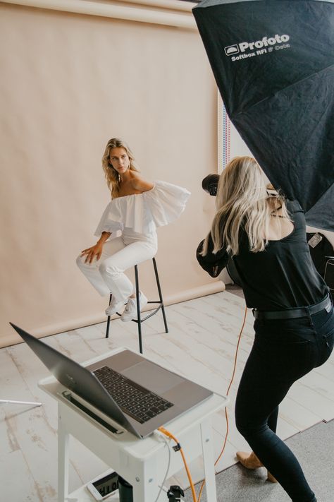 Photographer Behind The Scenes Photo Shoot, Behind The Scenes Brand Shoot, Photographer At Work, Behind The Scenes Content Ideas, Behind The Scenes Photoshoot Fashion, Woman Photographer Aesthetic, Photo Shoot Behind The Scenes, Photographer Vision Board, Behind The Scenes Photoshoot Aesthetic