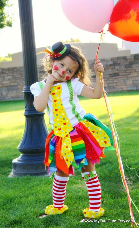 Disfraz payaso niña. Payasita. Girl Clown Costume, Girl Clown, Golden Bday, Clown Costumes, Costume Carnaval, Rainbow Fabric, Rainbow Tutu, Cute Clown, Tutu Dresses