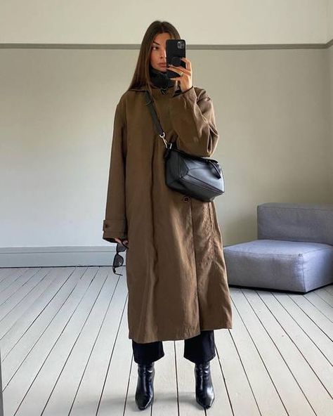 Wet Season Outfit, Rainy Day Outfit Trench Coat Casual, Rainy Fall Fashion, Cold Rainy Day Outfit Nyc, Fancy Rainy Day Outfit, Autumn Rain Outfits, Nyc Rainy Day Outfit Winter, Seattle Rain Outfit, Minimalist Rainy Day Outfit