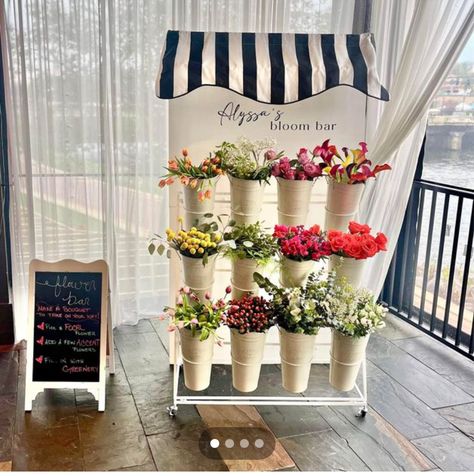 Flower Shop Stands, Retail Display Inspiration, Pink Flower Shop Aesthetic, Flower Shop Booth Design, Dried Flower Bar Display, Flower Shop Arrangements, Mexican Flower Shop, Flower Shops Aesthetics, Flower Shop Set Up