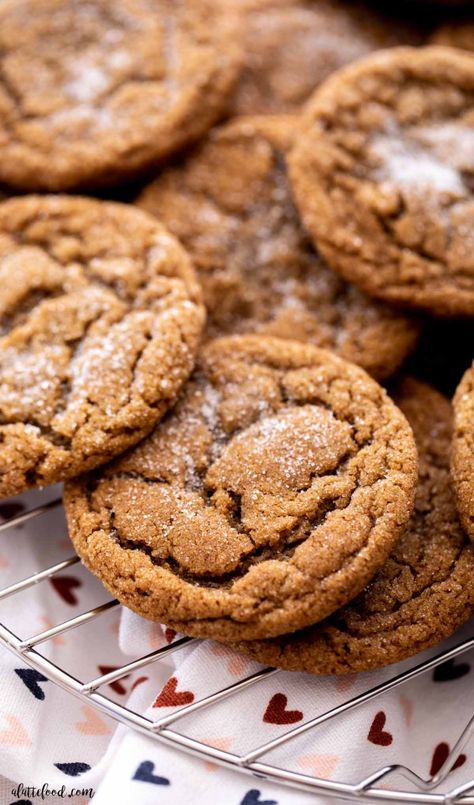 Soft and chewy homemade molasses cookies with ginger, cinnamon, and cloves make the best Christmas cookie recipe. They’re like an old fashioned molasses cookie! Amish Molasses Cookies, Molasses Crinkles, Amish Cookies, Chewy Molasses Cookies, Food Charlatan, Molasses Cookies, Amish Recipes, Delicious Cookie Recipes, Ginger Cookies