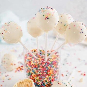 Easy Cake Pop Recipe with Cake Mix - Tasty Treats and Eats Vanilla Cake Pops, Snacks For A Party, Cake Pop Boxes, Cake Pucks, Cake Pop Recipe Easy, Lofthouse Cookies, Easy Vanilla Cake, Snack Ideas For Kids, Cake Pop Sticks