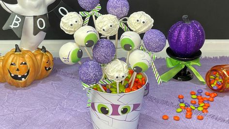 Halloween Cake Pop Bouquet, Cake Pop Bouquet, Surprise Ball, Halloween Cake Pops, Cookie Pops, Halloween Cakes, Halloween Recipes, Holiday Treats, Let Them Eat Cake