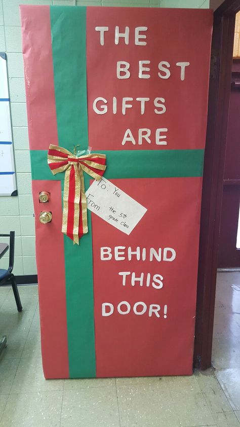 Simple Door Decorations Classroom, Class Door Decorations, Infant Crafts, Christmas Classroom Door, Christmas Arts, School Secretary, Door Decorating Contest, Red Christmas Decor, School Doors