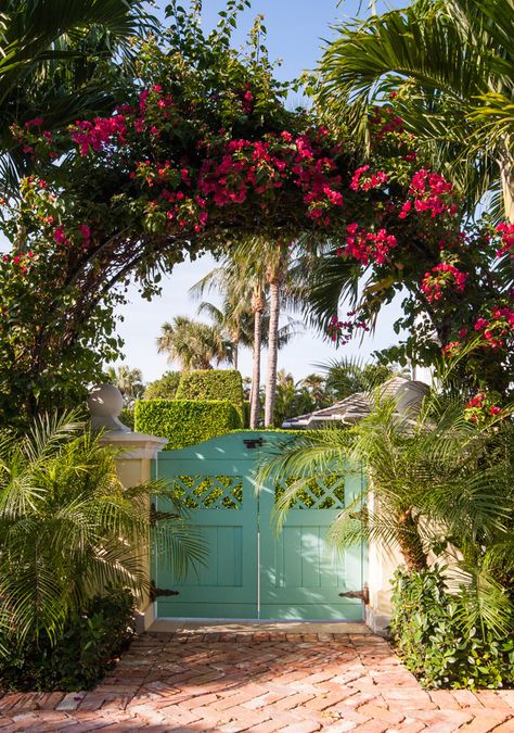 Sciame Homes Palm Beach Decor, Palm Beach Style, House Of Turquoise, Beach Home Decor, Tropical Landscaping, Island Home, Decoration Inspiration, Decor Minimalist, Garden Gates