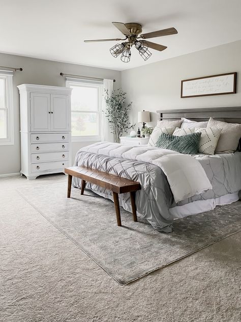 modern farmhouse master bedroom decor wood bench headboard cozy Farmhouse Bedroom Carpet, Bedroom No Headboard, Beige Carpet Bedroom, No Headboard, Grey Carpet Bedroom, Diy Sideboard, Rug Over Carpet, Mudroom Closet, Batten Wall