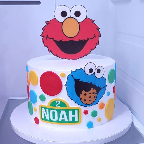 #Repost 📷 by @aris_cakes.phx: Elmo ♥️💙 @inkedibles #elmo #moustrocomegalletas #elmocake #phoenixbakery #madewithlove #Phoenix #kookiemonstercake Elmo Cake For Boys, Elmo Cake Topper, Elmo Cakes, Elmo Smash Cake, Elmo Birthday Cake, Elmo Cake, Elmo Birthday Party, Monster Cake, Elmo Birthday