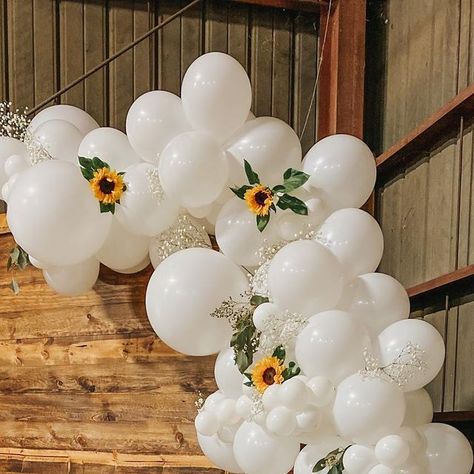 HANFORD’S FIRST MODERN CASTLES/BUBBLE HAUS ☼ on Instagram: "Here is a way better picture. Thank you sis @yessyarciga you always make sure to take pictures 🌻 Sunflower/Vintage themed Quince. #balloonartist#balloongarland#balloonarch#hanfordbaloons#centralvalleyballoons#centralvalley#fresnoballoonartist#lemooreballoonartist#letsgetpoppinandco" Sunflower Party Theme Birthday, Sweet 16 Sunflower Theme, Sunflower Quinceanera Theme, Yellow Quince Theme, Sunflower Birthday Theme, Quince Ideas Themes, Sunflower Balloons, Sunflower Party Themes, Red Sunflower Wedding