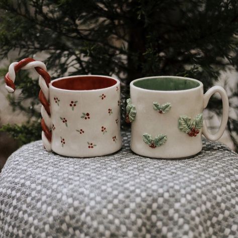 Christmas Handmade Mug, Christmas Mugs Pottery, Christmas Pottery Painting Ideas Ceramics, Christmas Clay Mug, Christmas Mug Pottery, Christmas Mug Ceramic, Ceramic Christmas Mugs, Christmas Mug Handmade, Christmas Pottery Ideas Painting