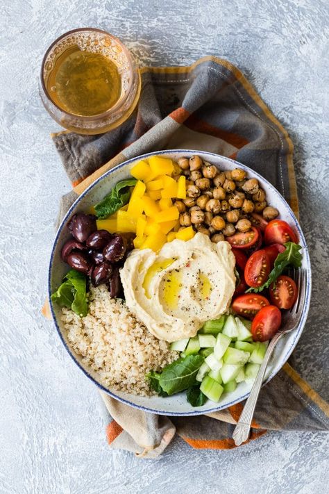 This easy Mediterranean Buddha Bowl is full of colorful veggies, nutritious quinoa, and roasted chickpeas. Top with hummus for an epic power lunch! Brisket Bowl, Greek Budda Bowls, Dinner Healthy Recipes, Vegetarian Hummus Bowl, Glow Bowl, Hummus Bowl Vegan, Buda Bowl, Chickpea Nourish Bowl, Quinoa Chickpea Buddha Bowl