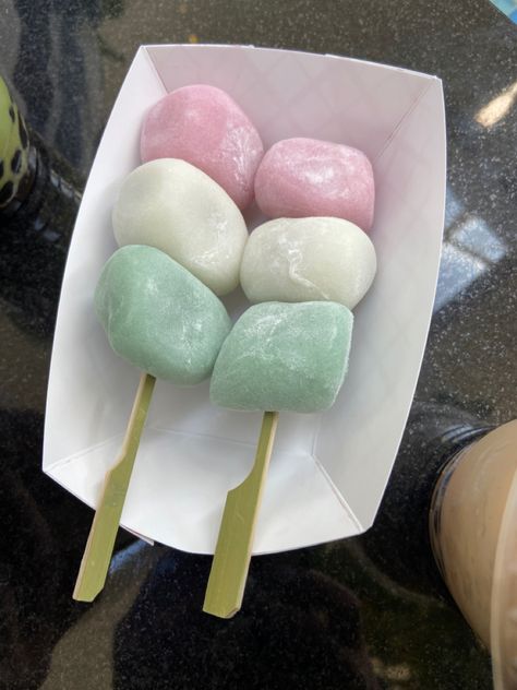 Desserts Aesthetic Korean, Mochi On A Stick, Aesthetic Mochi, Korean Mochi, Japan Candy, Asian Snacks, Yummy Comfort Food, Think Food, Food Drinks Dessert