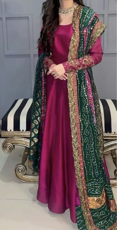 Shaadi Outfits Desi Wedding, Mayoun Outfit, Mehndi Outfit Ideas, Pakistani Gowns, Pakistani Mehndi Dress, Trending Summer Nails, Desi Fits, Mehndi Ceremony, Wedding Mehndi