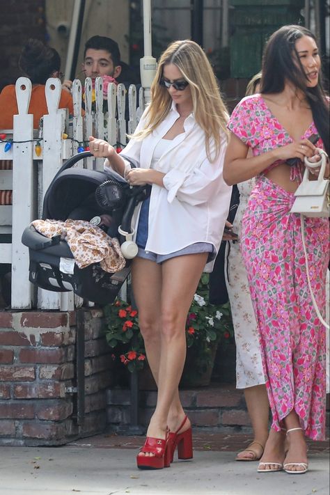 Margot Robbie Pregnant Outfits, Margot Robbie Pregnant 2024, Dior Diaper Bag, Margot Robbie Barbie Outfits, Margot Robbie Aesthetic, Margot Robbie Outfit, Margrot Robbie, Me For No Reason, Jeannette Mccurdy