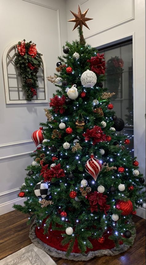 Red black and white Christmas Tress Ideas, Black Xmas Tree, White Christmas Tree Decorations, Christmas Tress, Christmas Tree Images, Red Christmas Decor, Classic Christmas Decorations, Christmas Tree Decorating Themes, Traditional Christmas Decorations